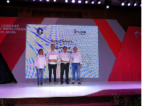 Signing ceremony antara Telkomsel dengan owner Embun Wangi di #TELKOMSELmyBusiness SME Exhibition Samarinda (Dok: Telkomsel)