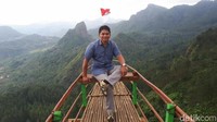 Pengunjung bisa berfoto-foto di area obyek wisata itu seperti di Bukit Patihan, Sendang Bidadari, Puncak Memeyan, Tebing Matahari, Prau Jomblang Anom, Rumah Gadang, hutan bambu, area perkemahan serta spot golden sunrise (Rinto Heksantoro/detikTravel)