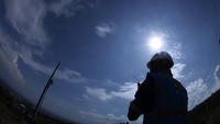 Untuk melistriki Desa Puncak Jeringo, PLN telah membangun Jaringan Tegangan Menengah (JTM) sepanjang 3,79 kilometer sirkuit (kms), Jaringan Tegangan Rendah (JTR) sepanjang 3,31 kms, dan dua gardu distribusi masing-masing berkapasitas 50 kilo Volt Ampere (kVA). Pool/PLN.