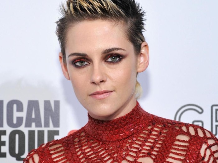 BEVERLY HILLS, CA - NOVEMBER 10:  Kristen Stewart attends the 31st American Cinematheque Award Presentation Honoring Amy Adams Presented by GRoW @ Annenberg. Presentation of The 3rd Annual Sid Grauman Award Sponsored by Hill Valley, presented to Richard Gelfond and Greg Foster on behalf of IMAX at The Beverly Hilton Hotel on November 10, 2017 in Beverly Hills, California.  (Photo by John Sciulli/Getty Images for American Cinematheque)