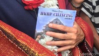 Dalam CD tersebut ada lima buah lagu rohani. Sandiaga mengucapkan terima kasih kepada anak tersebut.“Pak Sandi, ini CD dari gereja,” kata anak perempuan yang menggunakan gaun berwarna merah tersebut.