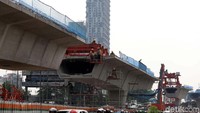 Flyover Pancoran dengan lebar jembatan sekitar 9 meter membentang sepanjang 740 meter.