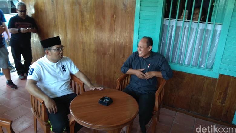 Ridwan Kamil Ngobrol Bareng Pelajar di Rumah Sejarah Rengasdengklok Ridwan Kamil Ngobrol Bareng Pelajar di Rumah Sejarah Rengasdengklok