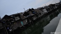 Badan rumah menjorok ke sungai.