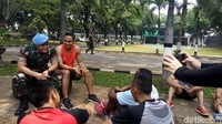 Pratu Daniel bersama rekan-rekan lainnya.