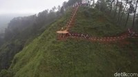 Menuju ke lokasi, pengunjung akan melalui jalan yang berkelok-kelok serta bukit dan tebing yang menjulang tinggi (Rinto Heksantoro/detikTravel)