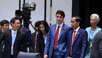 Saat bertemu, antara Jokowi dan Trudeau tampak serius berbincang satu sama lain. 