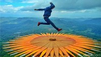 Dari Puncak Khayangan Sigendol ini pengunjung dapat menikmati pemandangan sekaligus berselfie ria, groufie maupun dronie di beberapa spot yang telah disediakan seperti Panggung Matahari (Rinto Heksantoro/detikTravel)