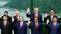 Presiden Joko Widodo (Jokowi) hadir dalam acara retreat APEC Economic Leaders Meeting di InterContinental Da Nang Resort, Vietnam, Sabtu (11/11/2017). Jokowi menghadiri salah satu dari rangkaian agenda APEC tersebut usai melakukan pertemuan bilateral dengan Perdana Menteri Australia Malcolm Turnbull di Furama Resort, Da Nang. Jorge Silva/Reuters.