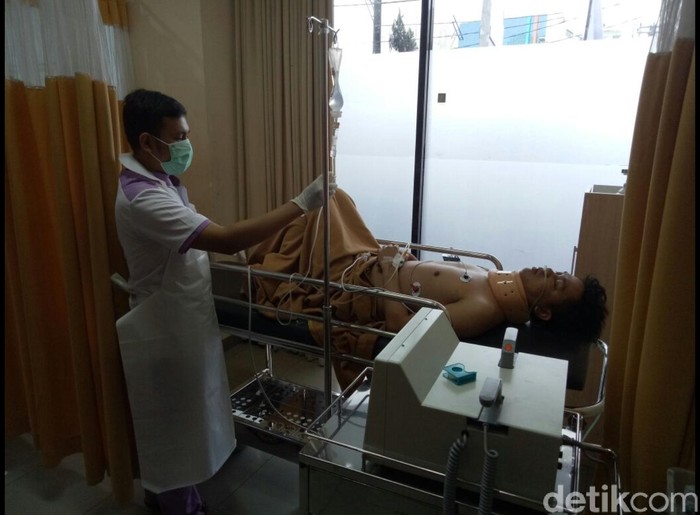 Pemotor di Sukabumi Tertabrak Kereta Perbaikan Rel