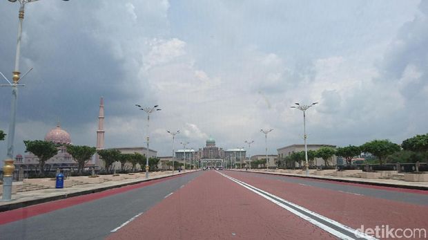Keliling Putrajaya Malaysia Naik Mobil Listrik Canggih