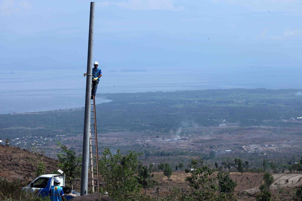 Aliran listrik PLN akhirnya menerangi warga Desa Puncak Jeringo di kaki Gunung Rinjani, Lombok Timur, NTB. Senyum semringah pun menghiasi wajah warga desa.