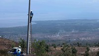 Petugas berjibaku untuk memasang jaringan listrik ke Desa Puncak Jeringo. Pool/PLN.