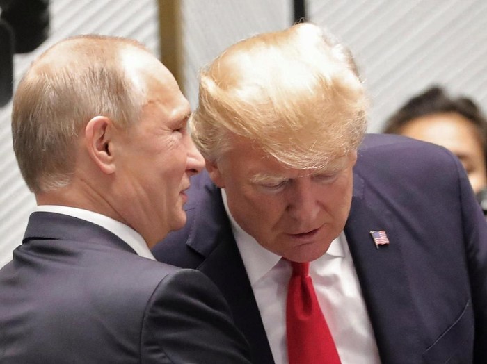 U.S. President Donald Trump and Russias President Vladimir Putin talk during the family photo session at the APEC Summit in Danang, Vietnam November 11, 2017. REUTERS/Jorge Silva
