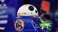 Robot Star Wars yang ada di tunggangan Rossi dan Vinales ini sekilas mirip kamera dengan ukuran yang lebih besar. Belum diketahui fungsi dan cara kerja robot atau droid itu. Twitter YamahaMotoGP/Istimewa.