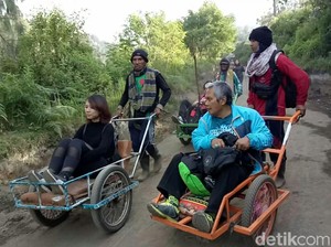 Uniknya Taksi Ijen yang Ditarik oleh Manusia