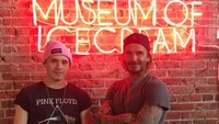 Pesepak bola handal David Beckham juga datang ke Museum Es Krim bersama istri dan 4 anaknya. Beckham nampak berfoto dengan Brooklyn di salah satu sudut yang Instagramable.  Foto: Istimewa
