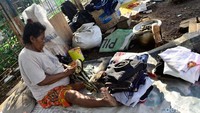 Satpol PP kerap mengusir para tuna wisma. Namun mereka tetap kembali.