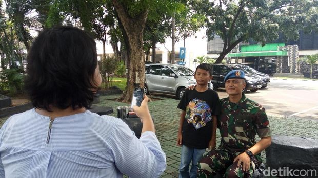 Paspampres Ganteng yang Viral Suka Jadi Sasaran Selfie