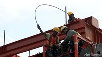 Pekerja mengerjakan proyek Flyover Pancoran.