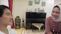 Sang ibu, Iriana Jokowi, juga sempet muncul di akhir vlog Kaesang (Foto: dok. Vlog Kaesang)