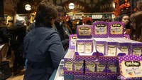 Gantungan kunci, kaos, tongkat sihir ala-ala film Harry Potter, novelnya dijual di sini. Bagi traveler pecinta Harry Potter pasti akan kegirangan banget (Erna/detikTravel)