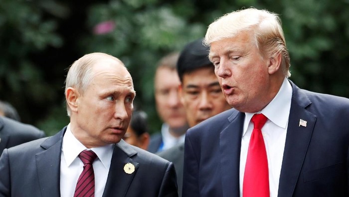 U.S. President Donald Trump and Russias President Vladimir Putin talk during the family photo session at the APEC Summit in Danang, Vietnam November 11, 2017. REUTERS/Jorge Silva