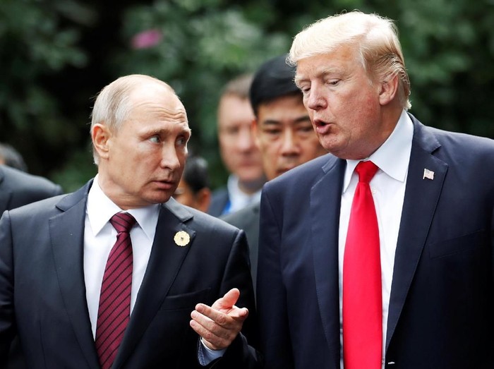 U.S. President Donald Trump and Russias President Vladimir Putin talk during the family photo session at the APEC Summit in Danang, Vietnam November 11, 2017. REUTERS/Jorge Silva