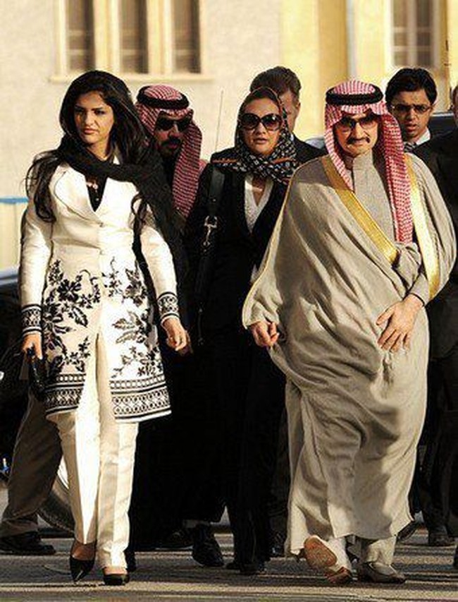 Inilah sosok Putri Ameerah Al-Taweel, mantan istri dari pangeran Arab, Pangeran Al-Waleed bin Talal yang tengah jadi sorotan karena tersangkut kasus korupsi. Pangeran Al-Waleed sendiri termasuk salah satu orang kaya dunia yang memiliki banyak perusahaan. Dan Ameerah Al-Taweel menikah dengannya ketika usianya baru 18 tahun. Foto: Dok. Getty Images, Facebook