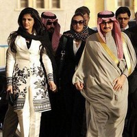 Inilah sosok Putri Ameerah Al-Taweel, mantan istri dari pangeran Arab, Pangeran Al-Waleed bin Talal yang tengah jadi sorotan karena tersangkut kasus korupsi. Pangeran Al-Waleed sendiri termasuk salah satu orang kaya dunia yang memiliki banyak perusahaan. Dan Ameerah Al-Taweel menikah dengannya ketika usianya baru 18 tahun. Foto: Dok. Getty Images, Facebook