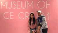Steph & Ayesha Curry mengajak kedua anaknya ke museum di Grant Avenue ini. Ketiganya berfoto di latar belakang pink bertuliskan Museum of Ice Cream yang manis.Foto: Istimewa