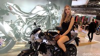 Begitu juga di ajang EICMA (Esposizione Internazionale del Ciclo, Motociclo, Accessori) yang digelar di Rho-Pero, at the exhibition centre of Fiera Milano, Italia 7 sampai 12 November bulan ini. Deretan gadis cantik bertengger di sejumlah motor keluaran terbaru dari pabrikan otomotif roda dua.