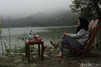 Bersantai menikmati sejuknya udara di Situ Patenggang