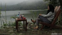 Seorang pengunjung terlihat menikmati panorama Situ Patenggang. Hawa sejuk tentunya bikin betah para traveler (Wisma Putra/detikTravel)