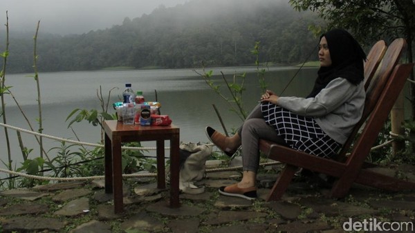 Seorang pengunjung terlihat menikmati panorama Situ Patenggang. Hawa sejuk tentunya bikin betah para traveler (Wisma Putra/detikTravel) Seorang pengunjung terlihat menikmati panorama Situ Patenggang. Hawa sejuk tentunya bikin betah para traveler (Wisma Putra/detikTravel)