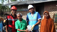 Senyum semringah warga Desa Puncak Jeringo yang berada di kaki Gunung Rinjani, Kabupaten Lombok Timur, Provinsi Nusa Tenggara Barat terpancar saat listrik di rumahnya mulai menyala. Pool/PLN.