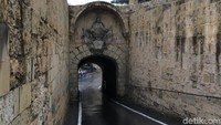 Masuk ke kota ini gratis, tapi ada tiga tempat yang mengharuskan Anda beli tiket, yaitu Museum of National History, Domus Romana, dan St Pauls Catacombs (Angga/detikTravel)
