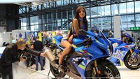 Senyum mereka ramah menyambut pengunjung yang datang, baik ingin melihat spesifikasi produk motor atau sekadar ingin melihat, berkenalan hingga selfie.