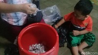 Eko saat menghitung uang recehnya.