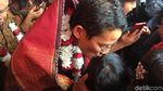 Hangat Kecupan Sandi Saat Diberi CD Lagu Gereja oleh Anak Perempuan