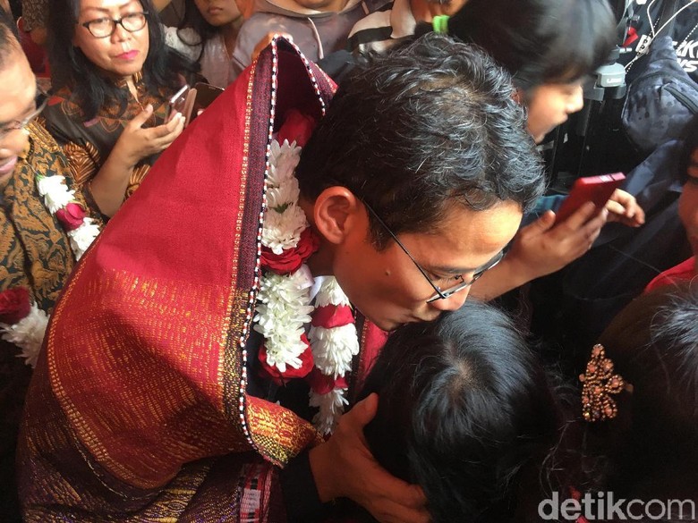 Sandiaga Kecup Kening Anak Perempuan yang Beri CD Lagu Gereja Sandiaga Kecup Kening Anak Perempuan yang Beri CD Lagu Gereja
