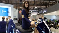 Bagi produsen motor, hadirnya perempuan jelita itu menjadi daya tarik bagi pengunjung yang mungkin akan membeli produk mereka.