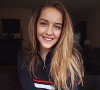 Nggak Kalah Cantik, Sepupu Gigi dan Bella Hadid Ini Ikutan Jadi Model