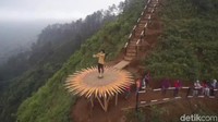 Hamparan perbukitan dan lembah hijau, angin sejuk pegunungan cocok untuk traveler yang senang dengan suasana yang tenang. Nyaman banget! (Rinto Heksantoro/detikTravel)