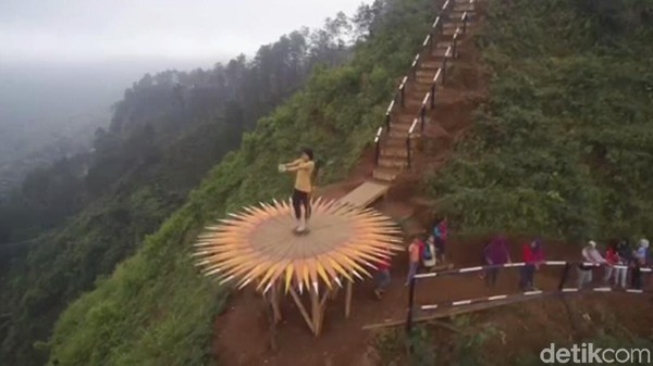 Hamparan perbukitan dan lembah hijau, angin sejuk pegunungan cocok untuk traveler yang senang dengan suasana yang tenang. Nyaman banget! (Rinto Heksantoro/detikTravel) Hamparan perbukitan dan lembah hijau, angin sejuk pegunungan cocok untuk traveler yang senang dengan suasana yang tenang. Nyaman banget! (Rinto Heksantoro/detikTravel)