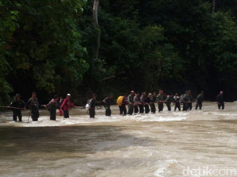 Prajurit Aceh Rela Tembus Hutan demi Upacara di Makam Cut Meutia Prajurit Aceh Rela Tembus Hutan demi Upacara di Makam Cut Meutia