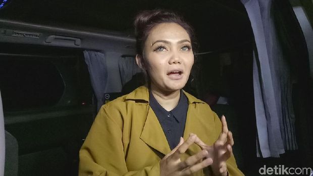 Rina Nose Menangis Ungkap Alasan Buka Hijab, Foto Mesra Pipik dan Sunu
