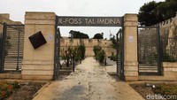 Penjaga tiket di pintu gerbang Mdina mewanti-wanti kami dan para wisatawan lain untuk tidak ribut atau berbicara terlalu keras di dalam kota, karena bisa mengganggu para warga setempat yang jumlahnya sekitar 300-an jiwa (Angga/detikTravel)