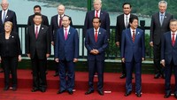 Jokowi tampak berdiri di tengah-tengah dalam barisan foto tersebut, di sebelah kanannya ada Presiden Vietnam Tran Dai Quang, sebelah kiri ada Perdana Menteri Jepang Shinzo Abe dan tepat di belakangnya ada Presiden AS Donald Trump dan Presiden Rusia Vladimir Putin. Jorge Silva/Reuters.