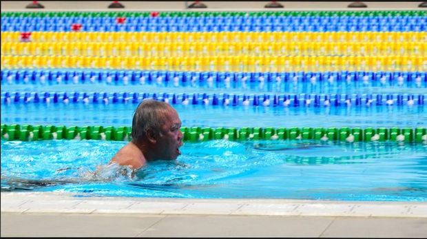 Menteir PUPR Basuki Hadimuljono jajal kolam renang di GBK